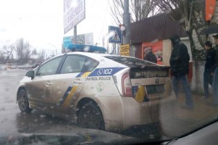 В Одессе патрульные полицейские припарковались на "зебре"