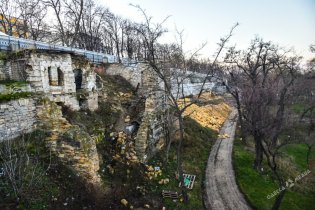 В Греческом парке Одессы полным ходом идет строительство лестницы