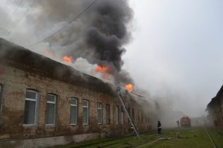 Спасатели почти 3 часа тушили масштабный пожар на станции «Одесса-Сортировочная»