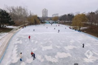 В парке Победы одесситы превратили замёрзший пруд в каток