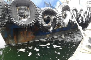 Вода в порту Одессы покрыта пеной и мусором