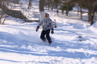 На склонах вдоль Трассы здоровья одесситы катаются на сноубордах