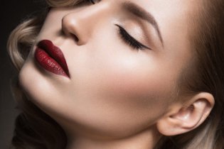 Правильно красить губы красной помадой
