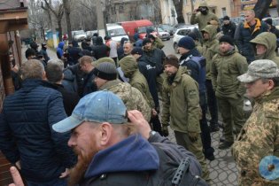 Одесса: активисты чуть не подрались у офиса стивидорной компании