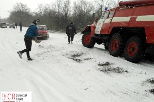 Инкассаторы с большой суммой денег застряли в снегу в Одесской области