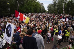 15 тысяч одесситов вышли на улицы в День Победы — по городу прошёл «Бессмертный полк»