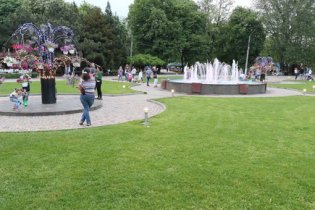 Более 30 фонарей освещают фонтан и клумбу в одесском парке Горького