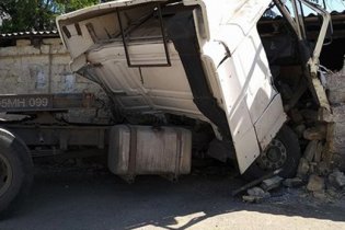 В Одессе водитель грузовика совершил убойный двойной «поцелуй»