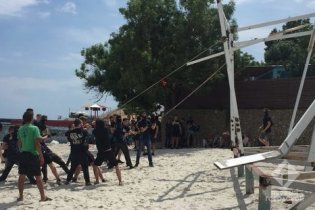 Несколько десятков активистов сносят металлическую конструкцию на пляже на 10-й Фонтана