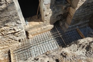 Реставраторы начали усиливать фундамент дома Руссова