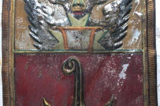 Специалистами компании "Укрспецпроет" в ходе реставрационных работ в доме Руссова найден отчеканенный на металлической пластине  герб Одессы.