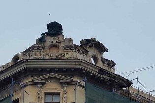 Крушить-ломать: рабочие ломом сбили лепнину с исторического здания