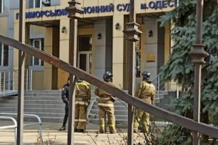 В Одессе в зале суда обвиняемый в убистве достал гранату и взял судьей в заложники