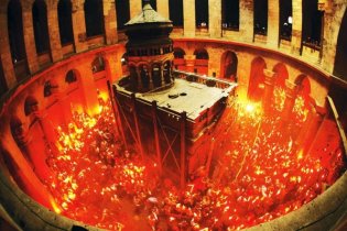 Схождение Благодатного огня в храме Гроба Господня