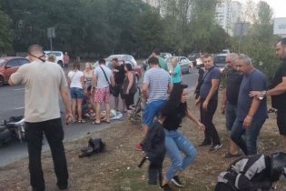 В Одессе мотоциклист сбил на зебре мать с двумя детьми. Над ним устроили самосуд и избили до потери сознания