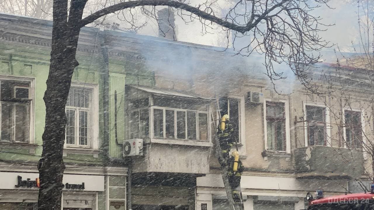 В Одессе на Екатерининской горит двухэтажный дом