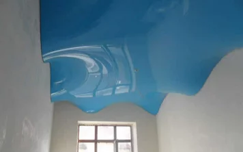 Многоуровневые глянцевые натяжные потолки в Одессе голубого цвета для зала, квартиры, спальни, детской комнаты