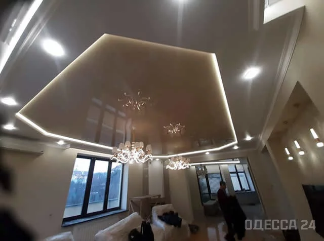Глянцевые натяжные потолки в Одессе после монтажа в офисе