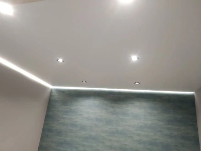 Белые матовые натяжные потолки с подсветкой по периметру в Одессе