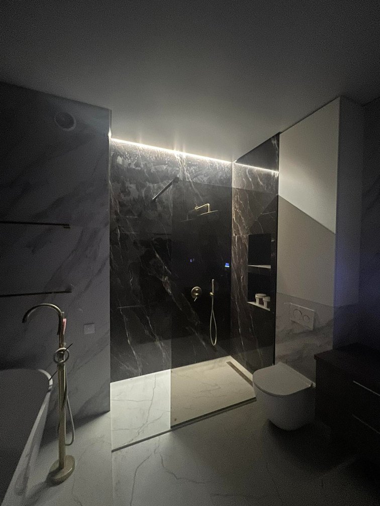 Натяжные потолки в ванной комнате в Киеве с подсветкой